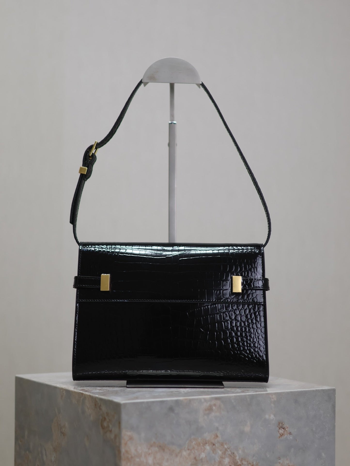 Luxury Saint Laurent MANHATTAN SMALL 24 IN BLACK CROCODILE PATTERN GLOSSY CALFSKIN GOLD BUCKLE