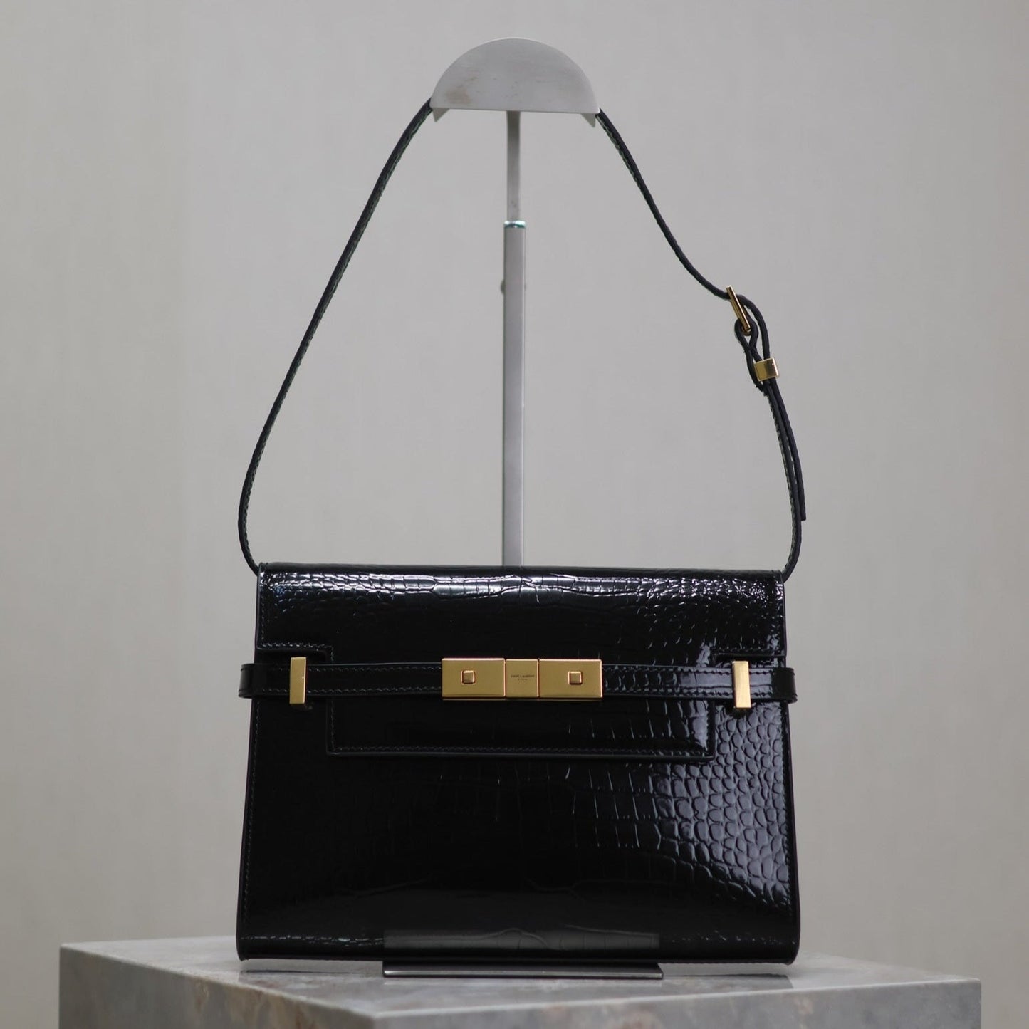 Luxury Saint Laurent MANHATTAN SMALL 24 IN BLACK CROCODILE PATTERN GLOSSY CALFSKIN GOLD BUCKLE