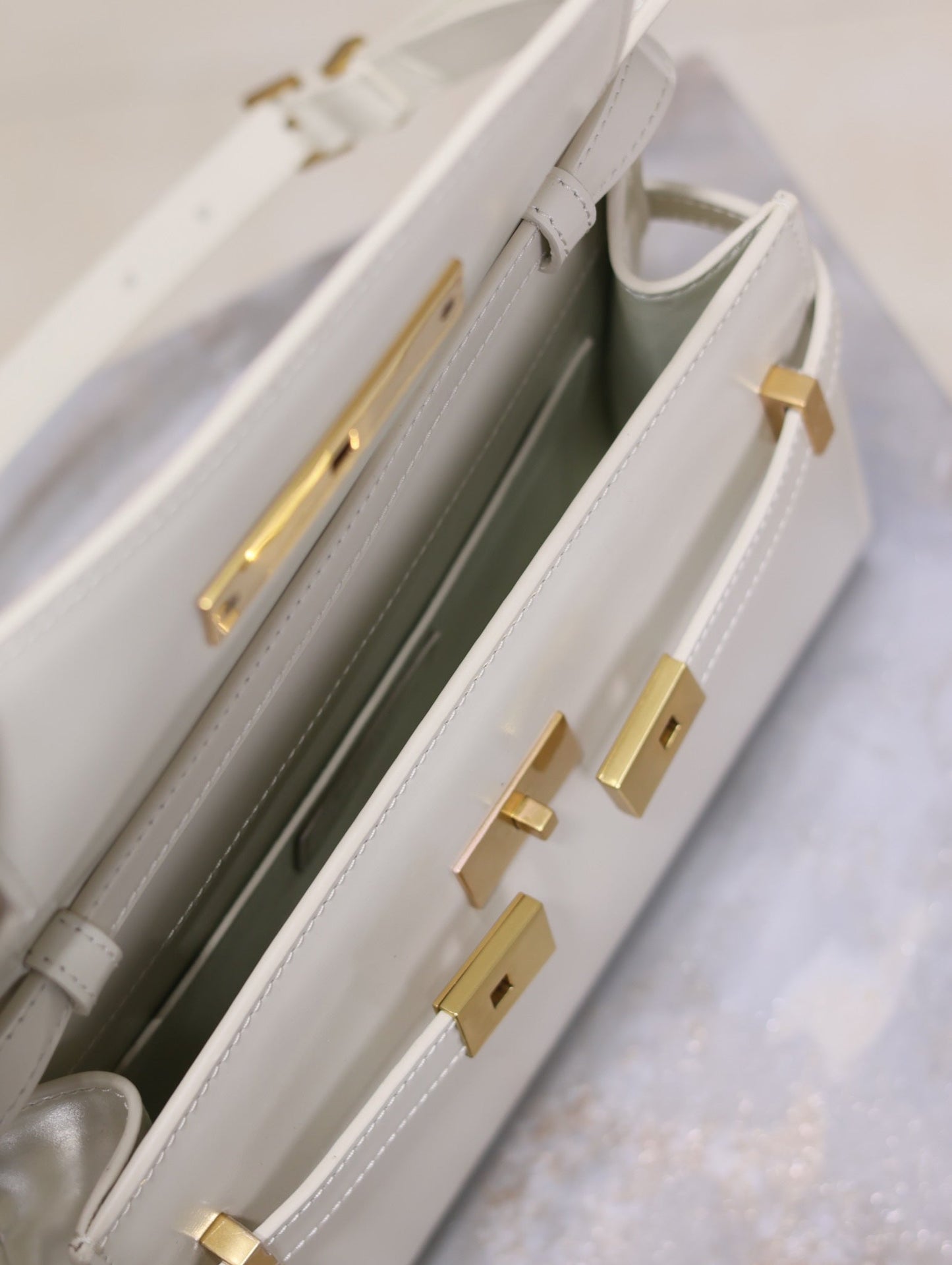 Luxury Saint Laurent MANHATTAN SMALL 24 IN WHITE SMOOTH LAMBSKIN GOLD HARDWARE
