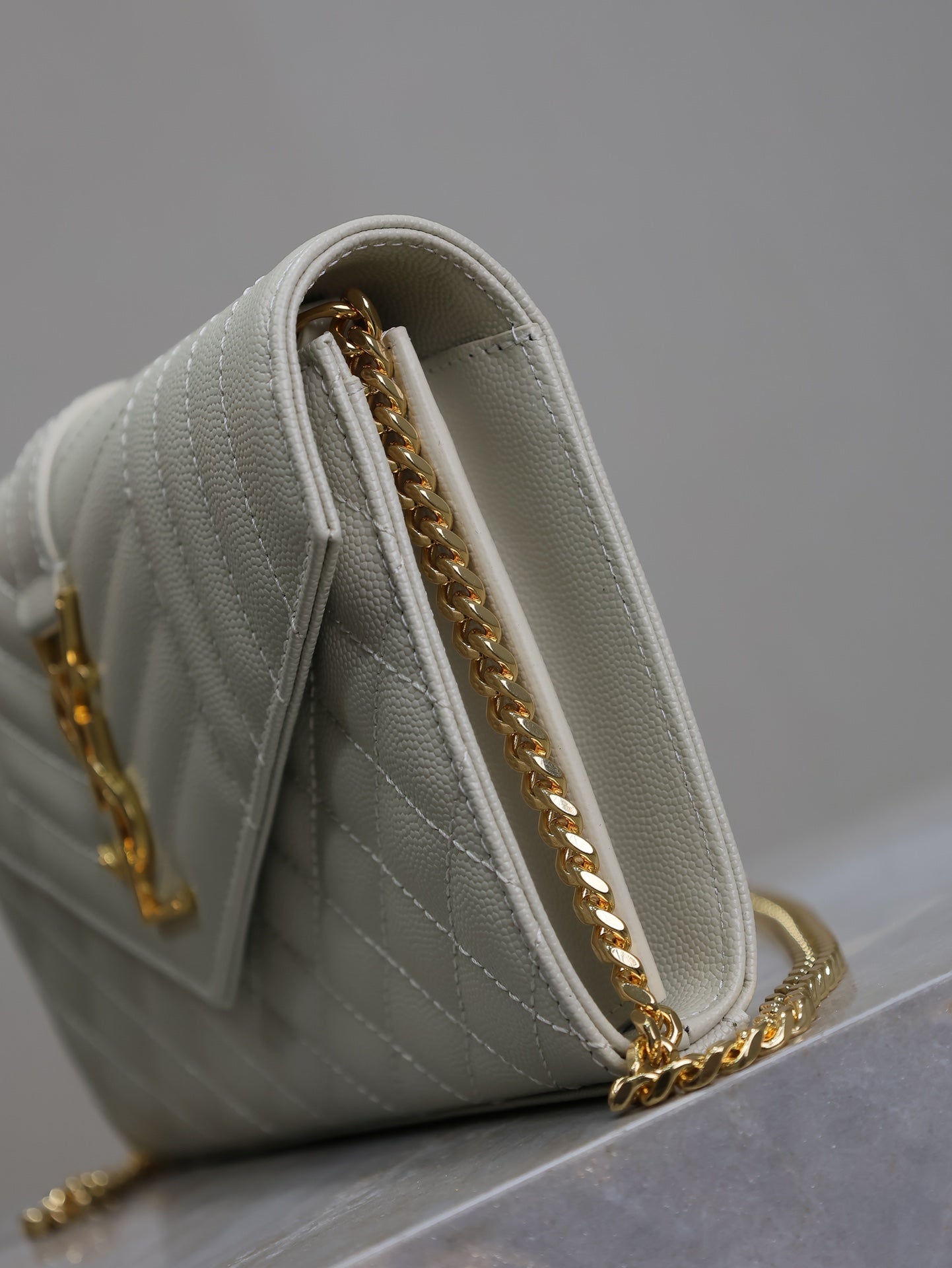 Luxury Saint Laurent ENVELOPE CHAIN BAG 22 IN WHITE LAMBSKIN GOLD HARDWARE
