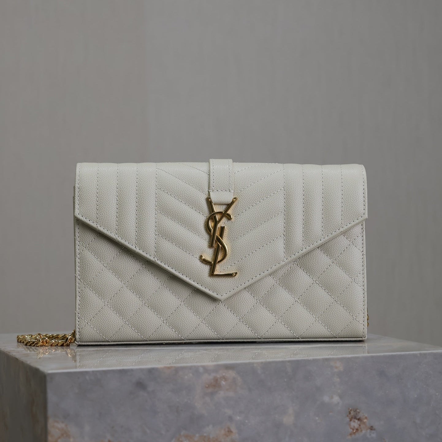 Luxury Saint Laurent ENVELOPE CHAIN BAG 22 IN WHITE LAMBSKIN GOLD HARDWARE