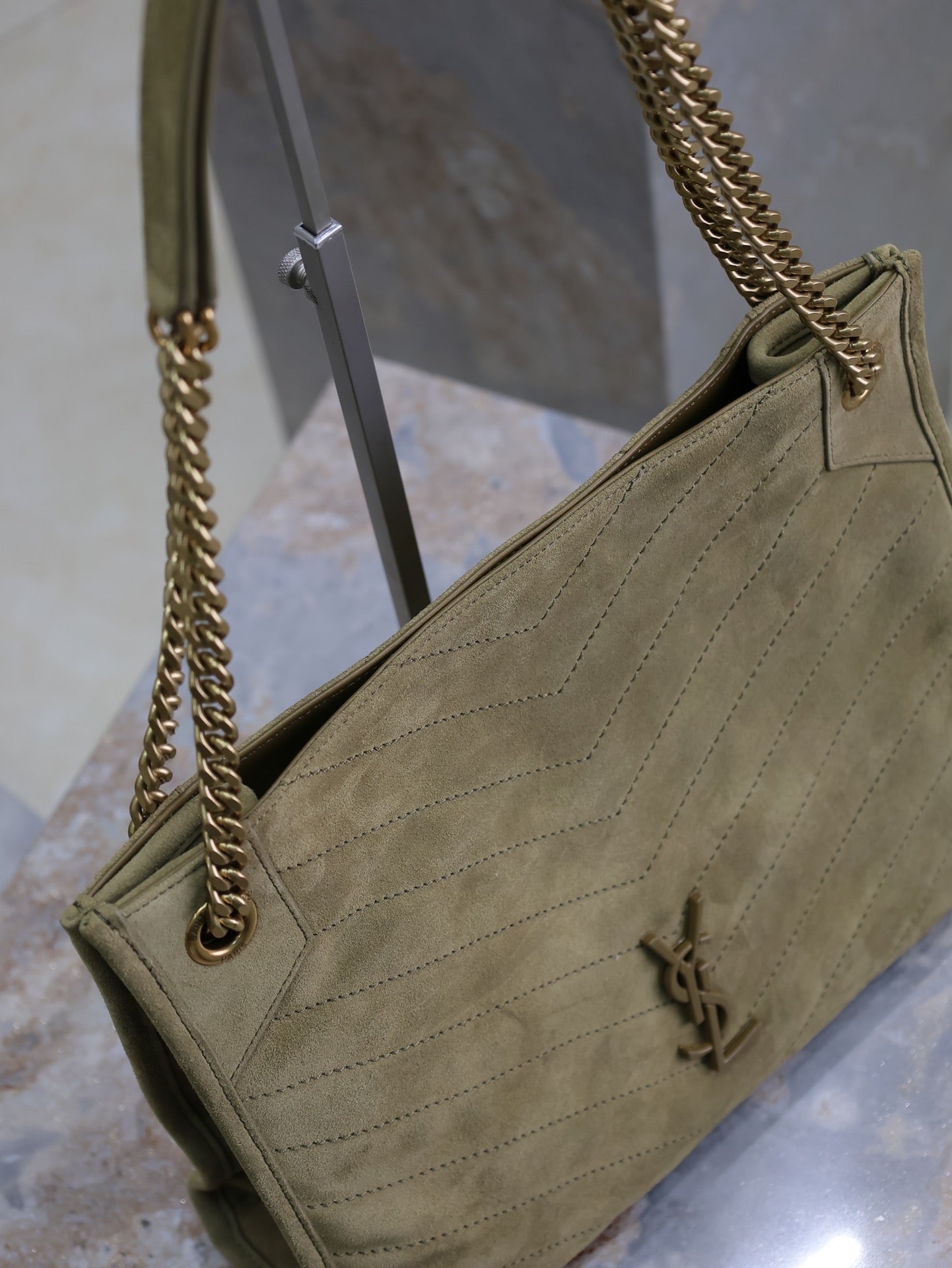 Luxury Saint Laurent NIKI SHOPPING BAG 33 IN ECRU BEIGE SUEDE GOLD HARDWARE