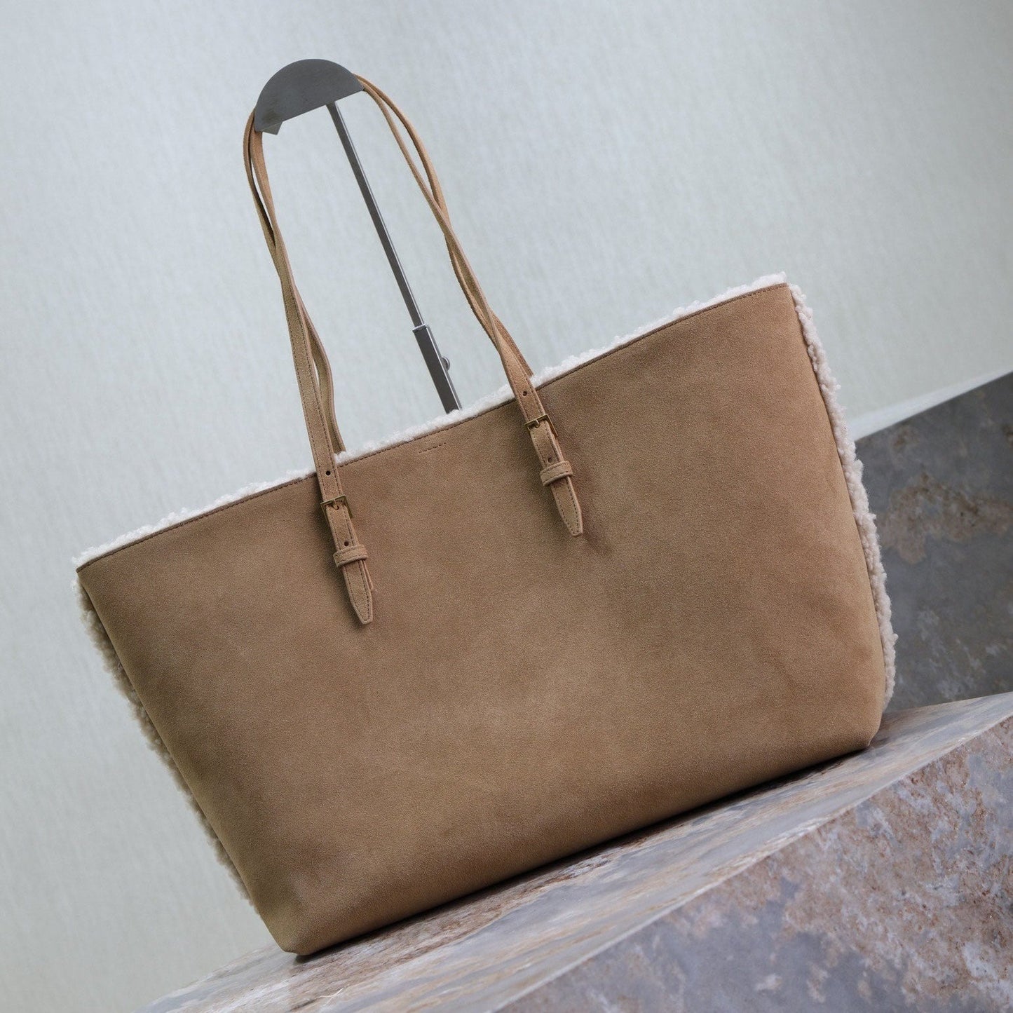 Luxury Saint Laurent SHOPPING TOTE BAG 38 IN TAN BROWN SUEDE AND WHITE SHEARLING TRIM