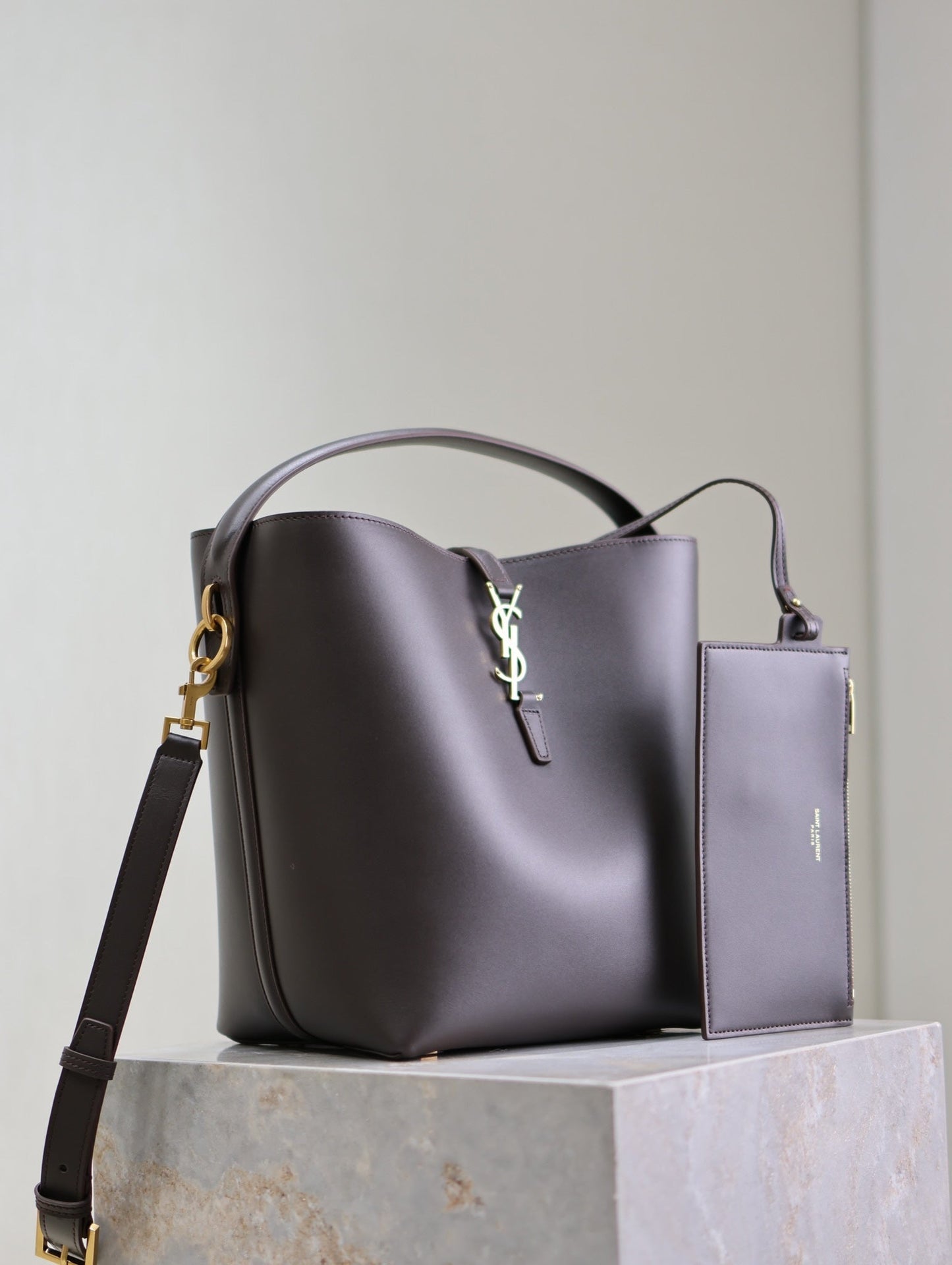 Luxury Saint Laurent LE 37 MEDIUM BUCKET BAG 26 IN BRUNETTE BROWN CALFSKIN GOLD HARDWARE