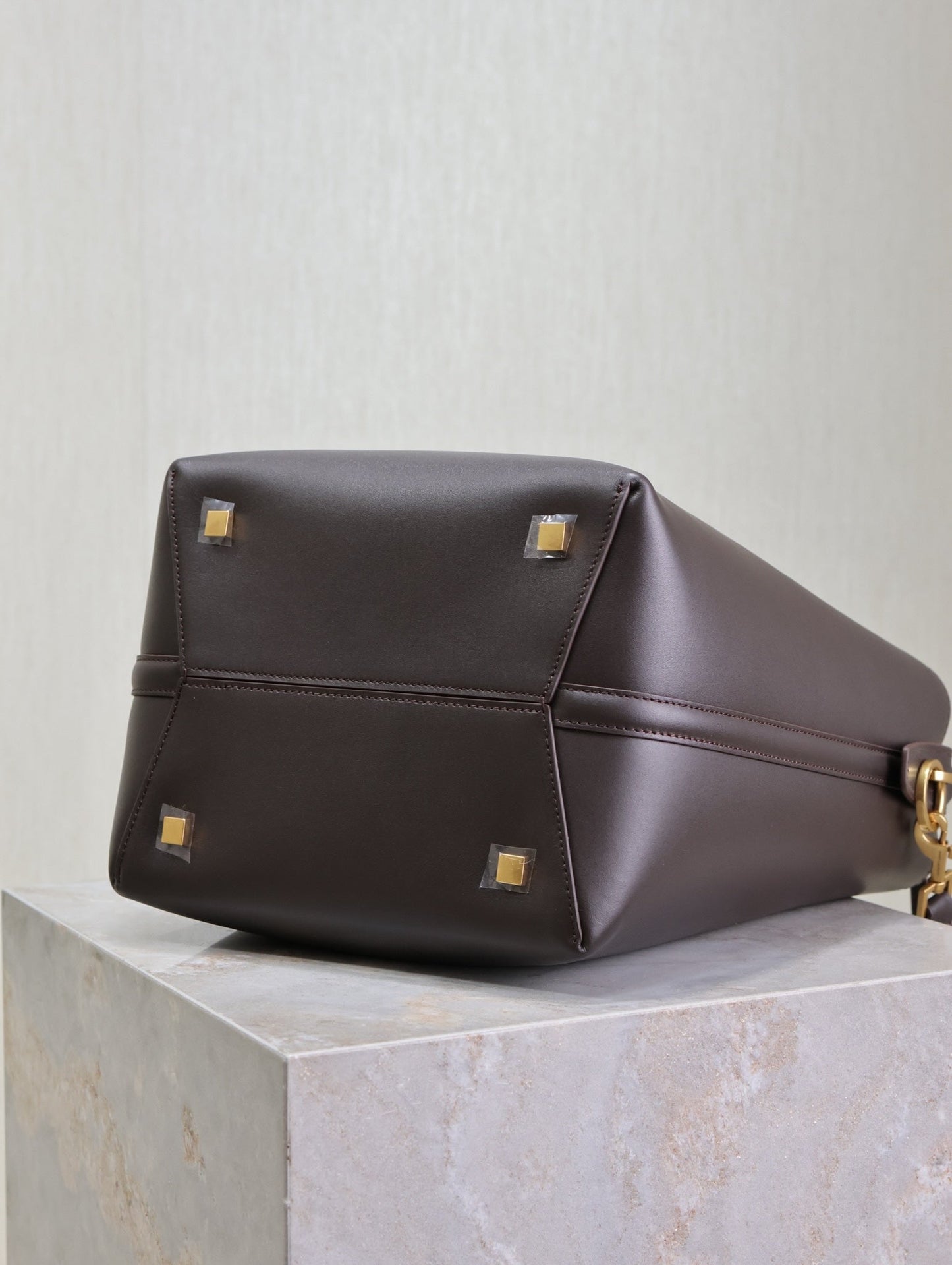 Luxury Saint Laurent LE 37 MEDIUM BUCKET BAG 26 IN BRUNETTE BROWN CALFSKIN GOLD HARDWARE