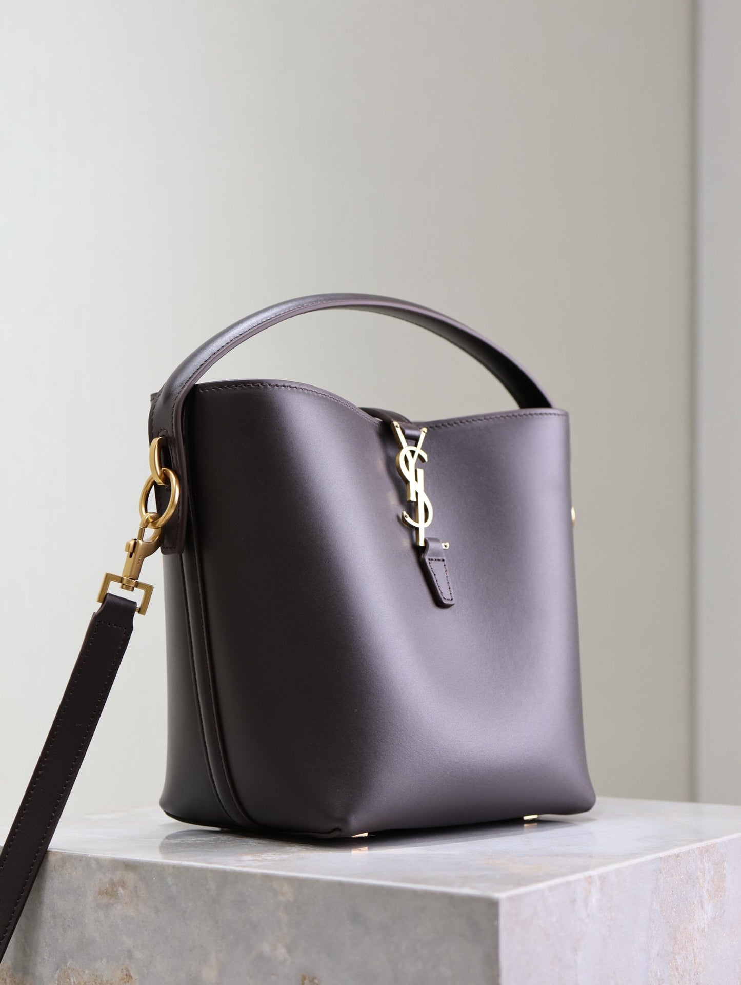 Luxury Saint Laurent LE 37 SMALL BUCKET BAG 20 IN BRUNETTE BROWN CALFSKIN GOLD HARDWARE