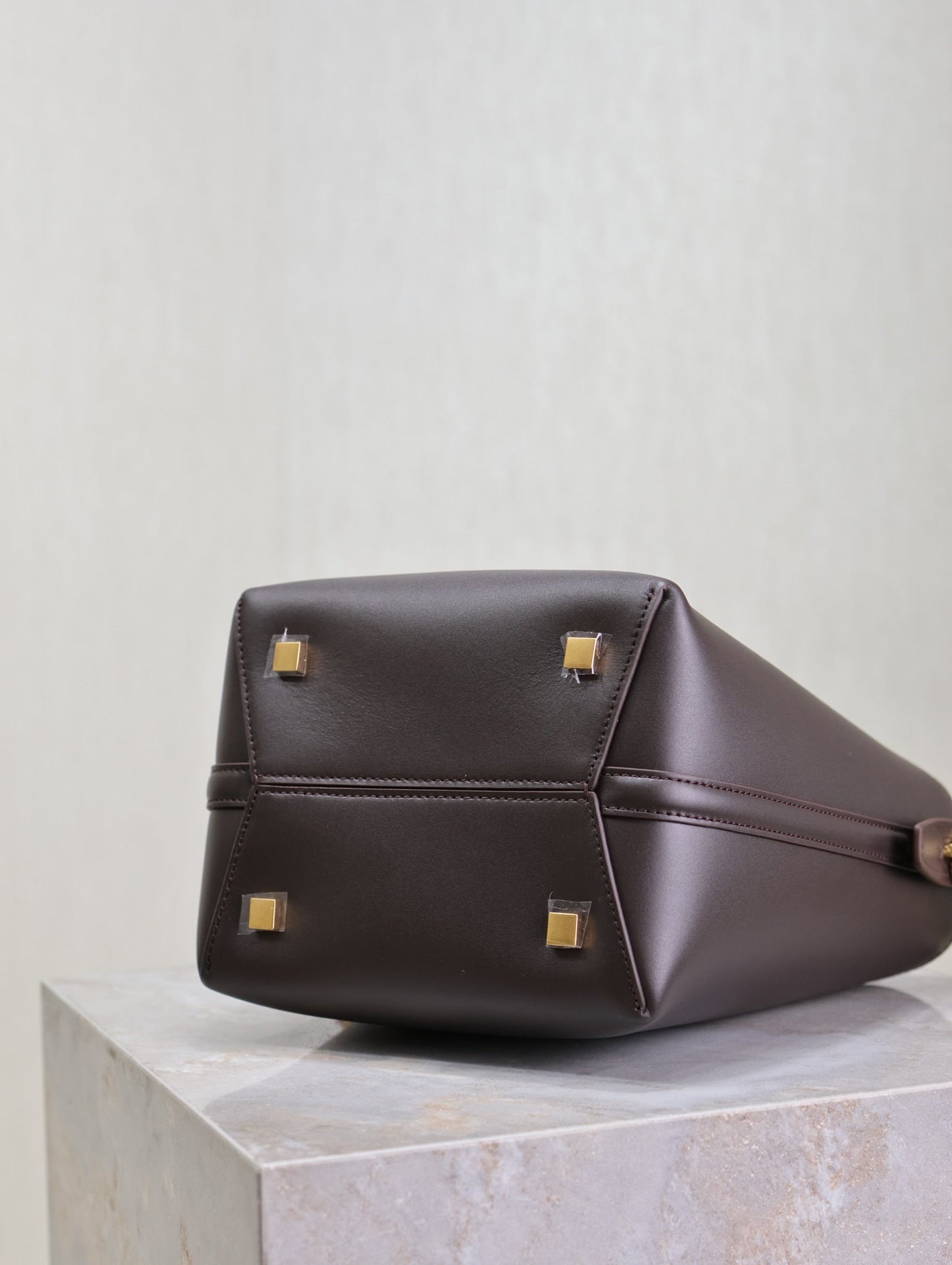 Luxury Saint Laurent LE 37 SMALL BUCKET BAG 20 IN BRUNETTE BROWN CALFSKIN GOLD HARDWARE
