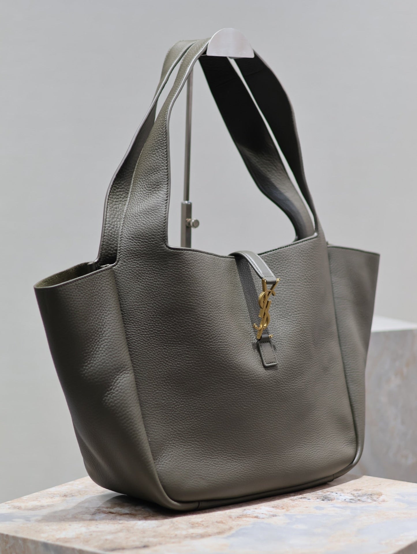 Luxury Saint Laurent LE 5 À 7 BEA TOTE BAG 50 IN KHAKI GREEN LAMBSKIN COPPER LOGO