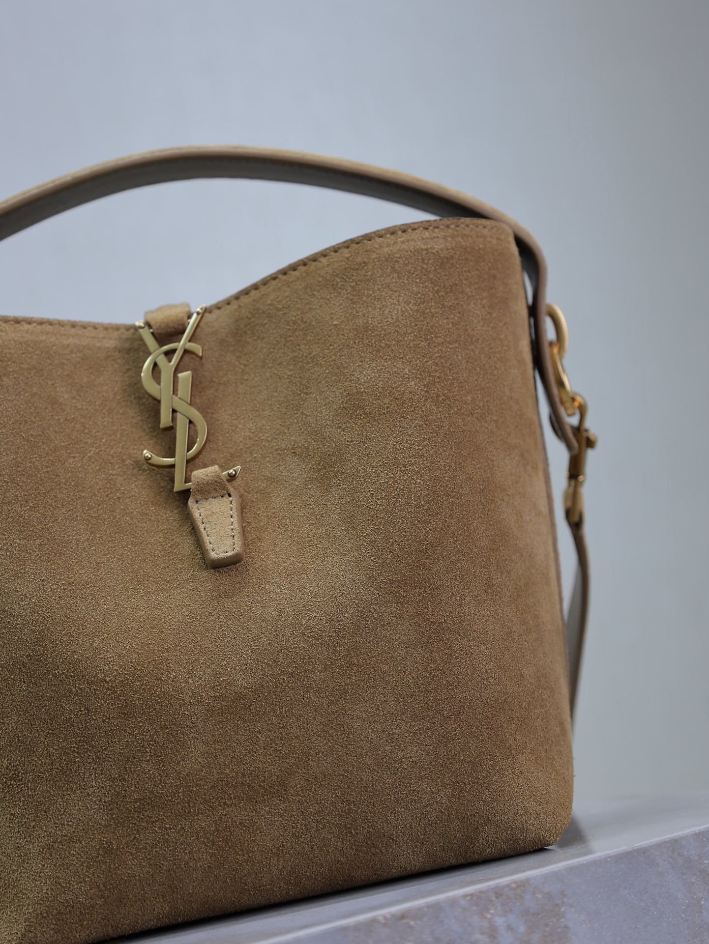 Luxury Saint Laurent LE 37 SMALL BUCKET BAG 20 IN DIRT BROWN SUEDE