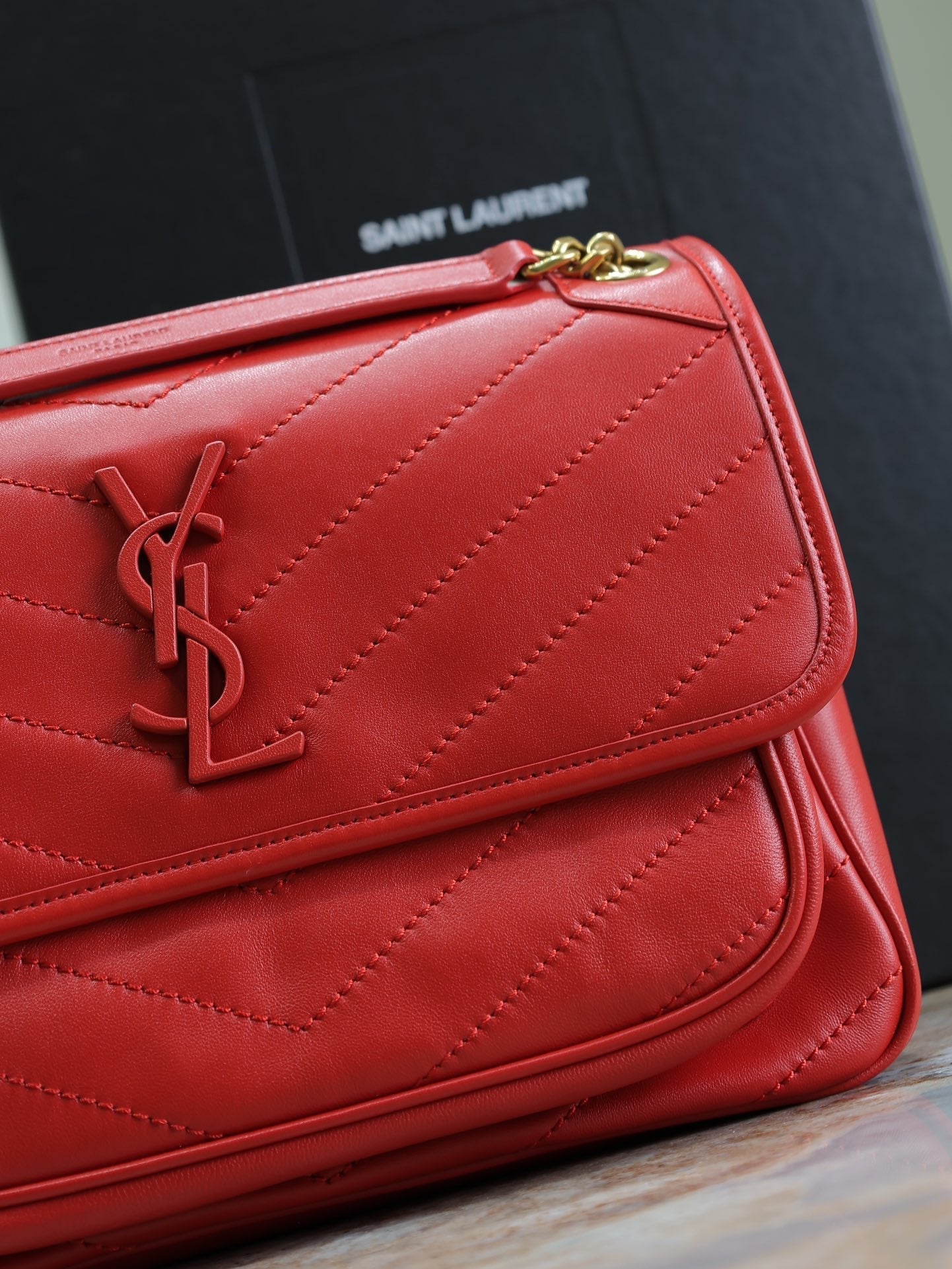 Luxury Saint Laurent NIKI MEDIUM 28 IN CLASSIC RED LAMBSKIN GOLD HARDWARE