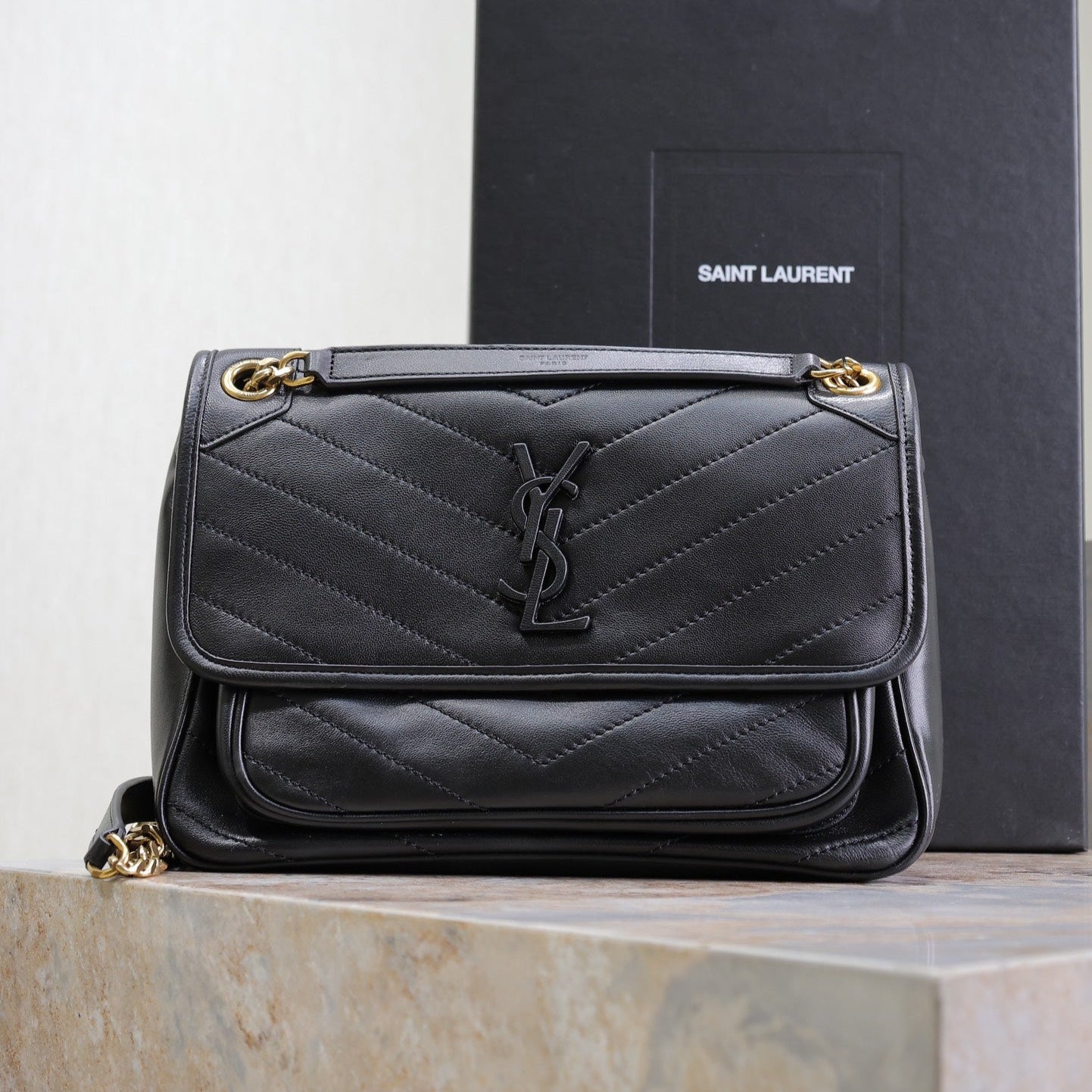 Luxury Saint Laurent NIKI MEDIUM 28 IN BLACK LAMBSKIN BLACK LOGO GOLD CHAIN