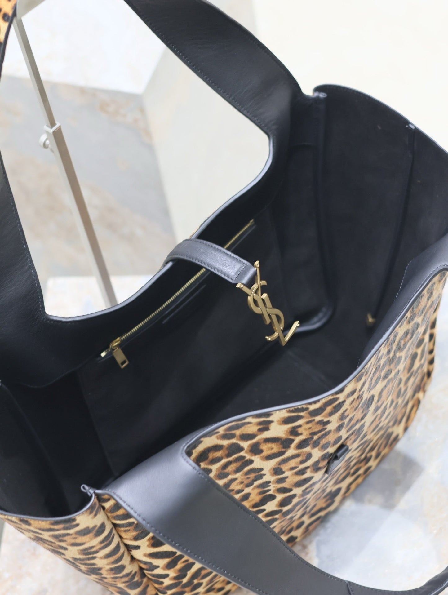 Luxury Saint Laurent LE 5 À 7 BEA TOTE BAG 50 IN LEOPARD PRINT LEATHER GOLD LOGO