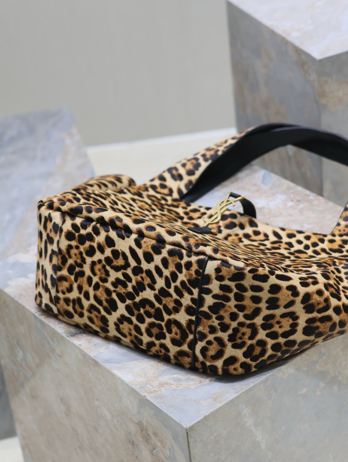 Luxury Saint Laurent LE 5 À 7 BEA TOTE BAG 50 IN LEOPARD PRINT LEATHER GOLD LOGO