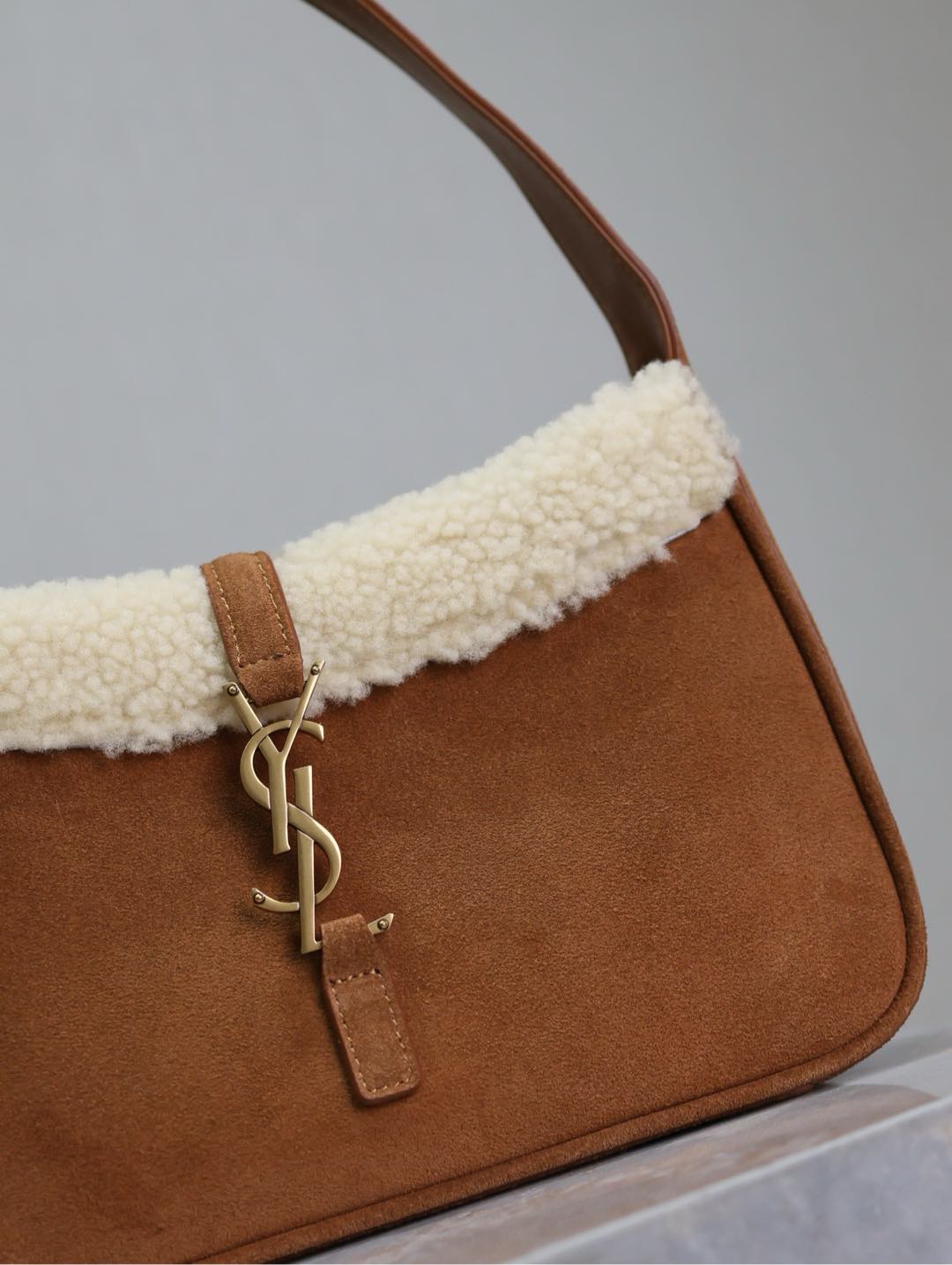 Luxury Saint Laurent LE 5 À 7 SHOULDER BAG 25 IN BROWNIE SUEDE AND WHITE SHEARLING TRIM