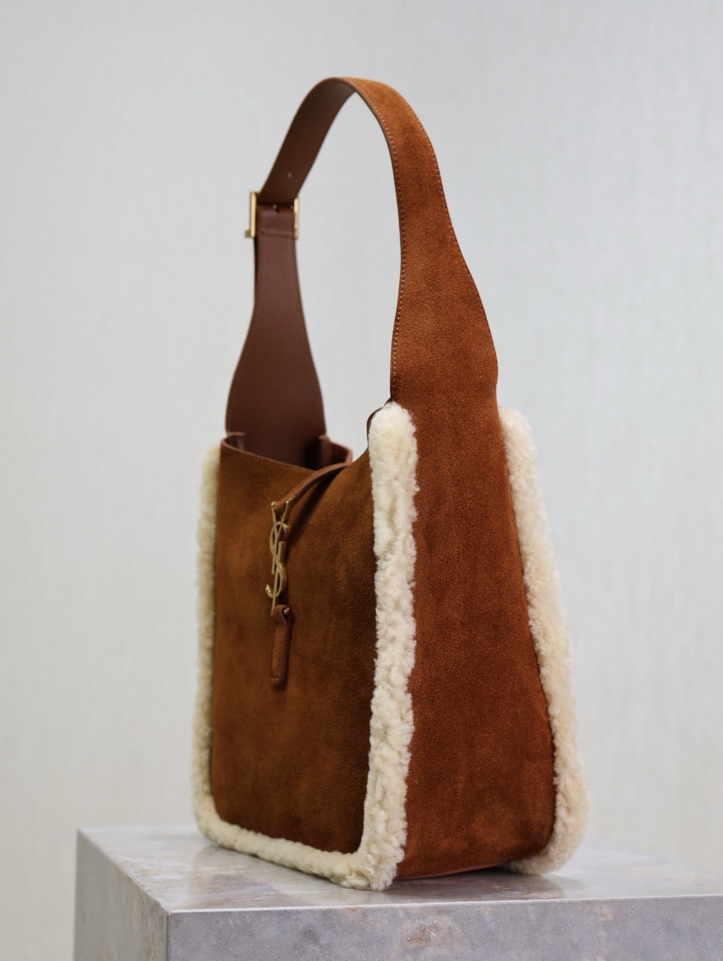 Luxury Saint Laurent LE 5 À 7 SMALL SUPPLE 23 IN AMBER ORANGE SUEDE AND WHITE LAMB FUR TRIM
