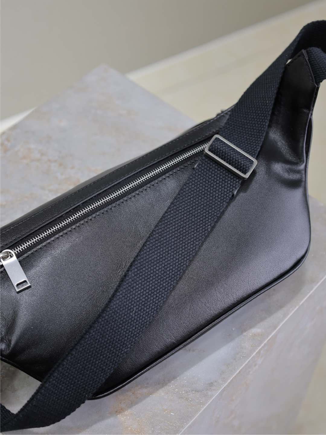 Luxury Saint Laurent CLASSIC CROSSBODY BAG 26 IN BLACK LAMBSKIN