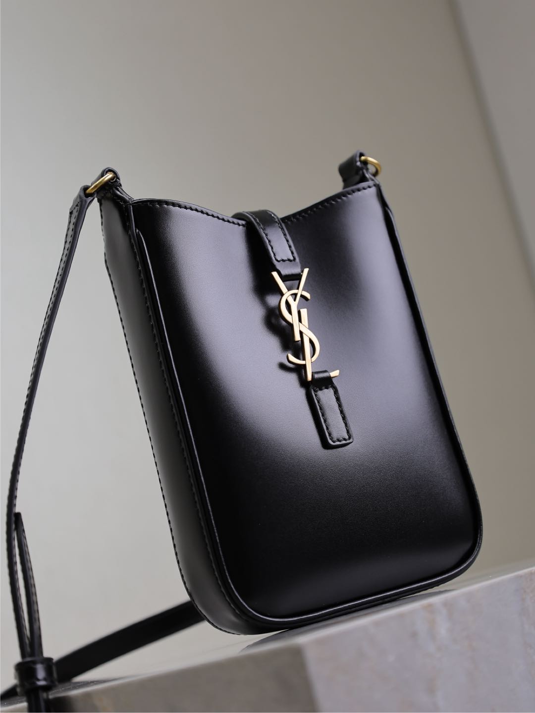 Luxury Saint Laurent LE 5 À 7 PHONE BAG 18 IN BLACK CALFSKIN