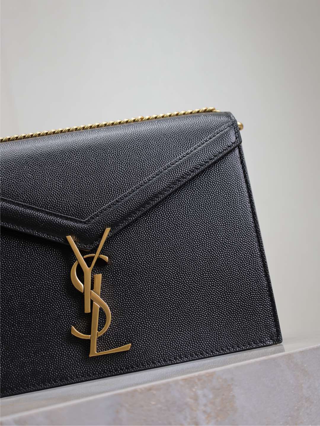 Luxury Saint Laurent CASSANDRA CHAIN BAG 22 IN BLACK CAVIAR PATTERN CALFSKIN GOLD HARDWARE