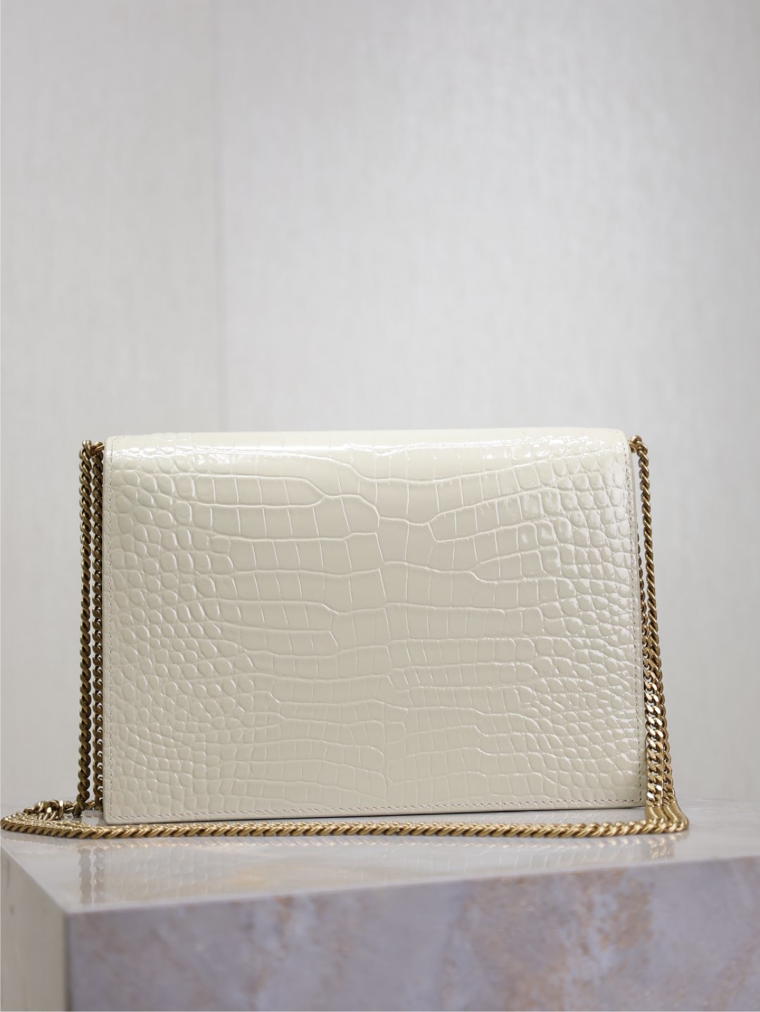 Luxury Saint Laurent CASSANDRA CHAIN BAG 22 IN WHITE CROCODILE PATTERN CALFSKIN GOLD HARDWARE