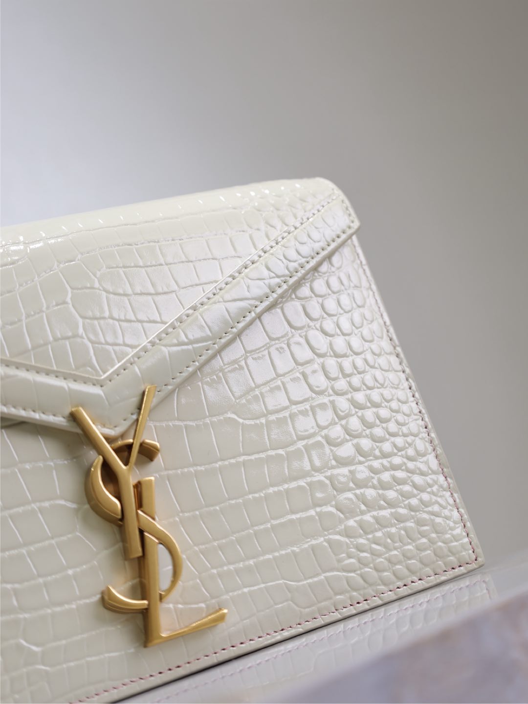 Luxury Saint Laurent CASSANDRA CHAIN BAG 22 IN WHITE CROCODILE PATTERN CALFSKIN GOLD HARDWARE