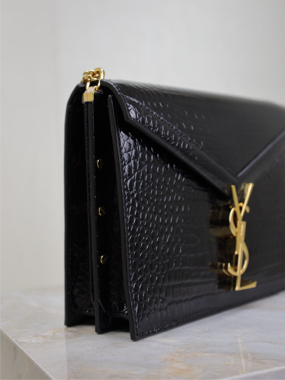 Luxury Saint Laurent CASSANDRA CHAIN BAG 22 IN BLACK CROCODILE PATTERN CALFSKIN GOLD HARDWARE