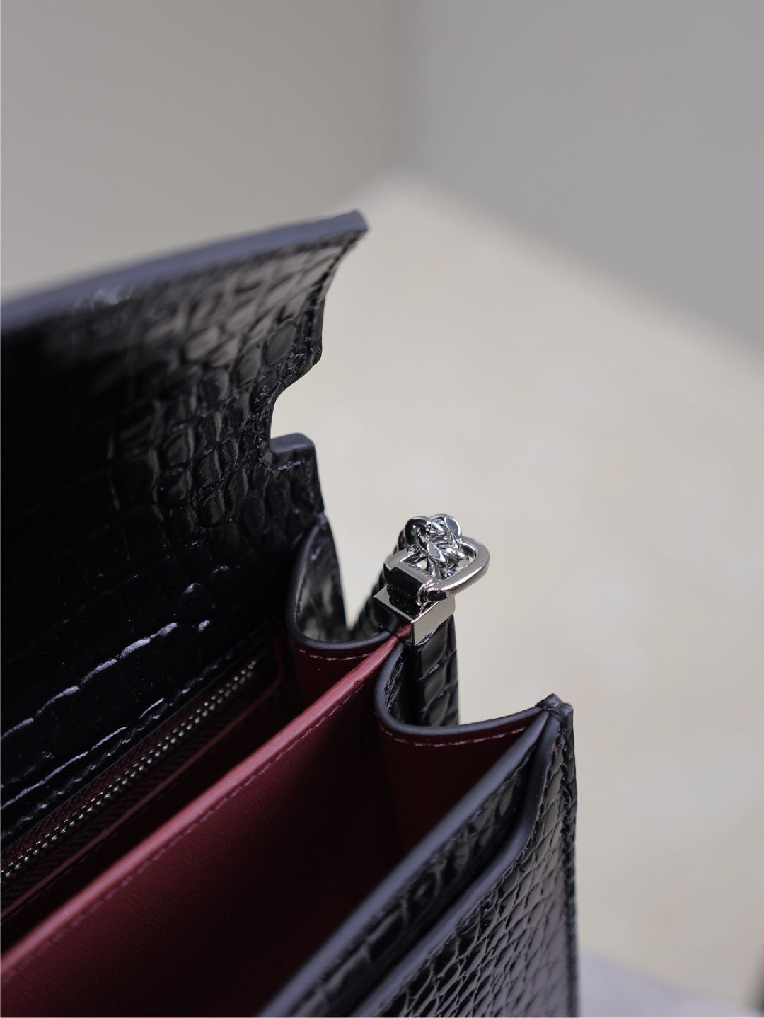 Luxury Saint Laurent CASSANDRA CHAIN BAG 22 IN BLACK CROCODILE PATTERN CALFSKIN SILVER HARDWARE