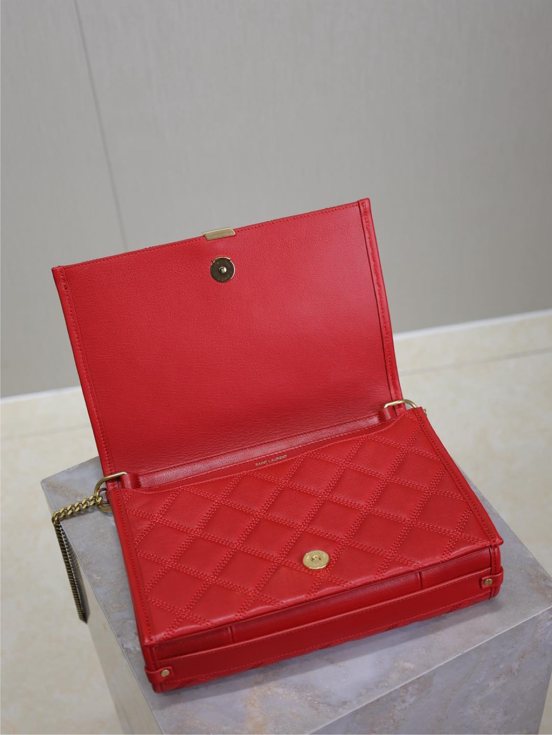 Luxury Saint Laurent BECKY 25 IN RED QUILTED LAMBSKIN GOLD HARDWARE