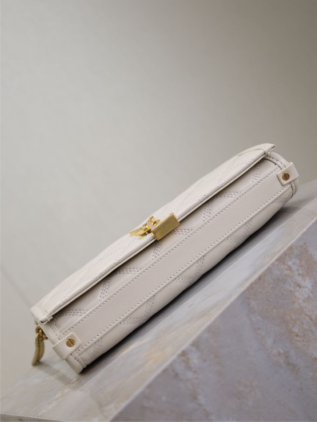 Luxury Saint Laurent BECKY 22 IN WHITE QUILTED LAMBSKIN GOLD HARDWARE