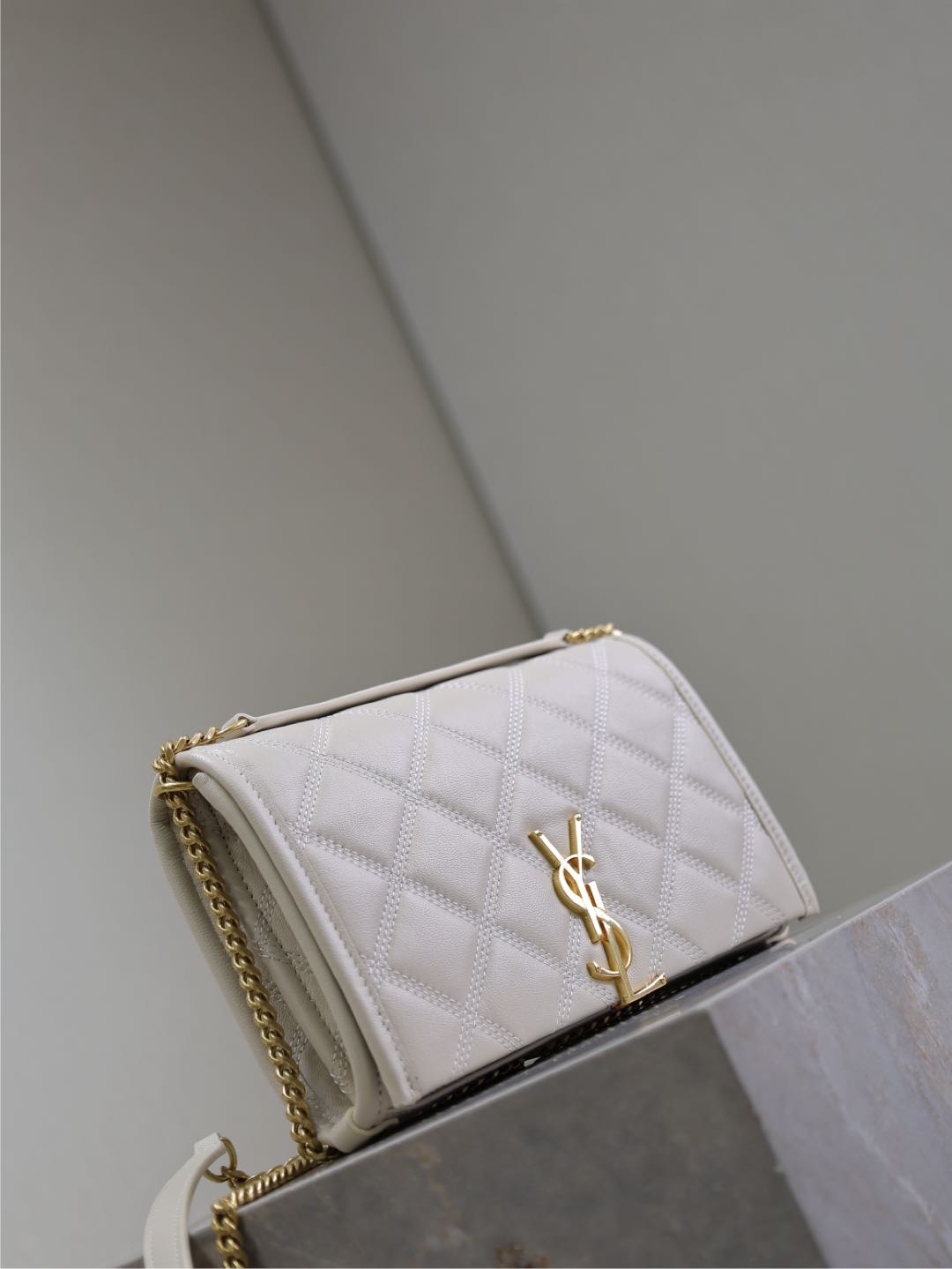 Luxury Saint Laurent BECKY 22 IN WHITE QUILTED LAMBSKIN GOLD HARDWARE