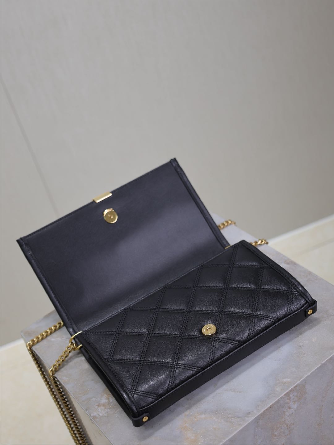 Luxury Saint Laurent BECKY 22 IN BLACK QUILTED LAMBSKIN GOLD HARDWARE