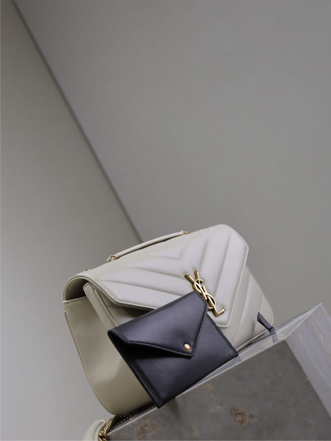 Luxury Saint Laurent LOULOU MEDIUM 29 IN WHITE SHEEPSKIN GOLD HARDWARE