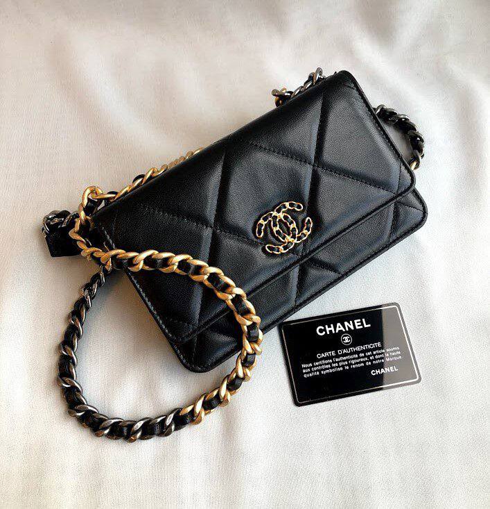 Luxury Chanel 19 WALLET ON CHAIN