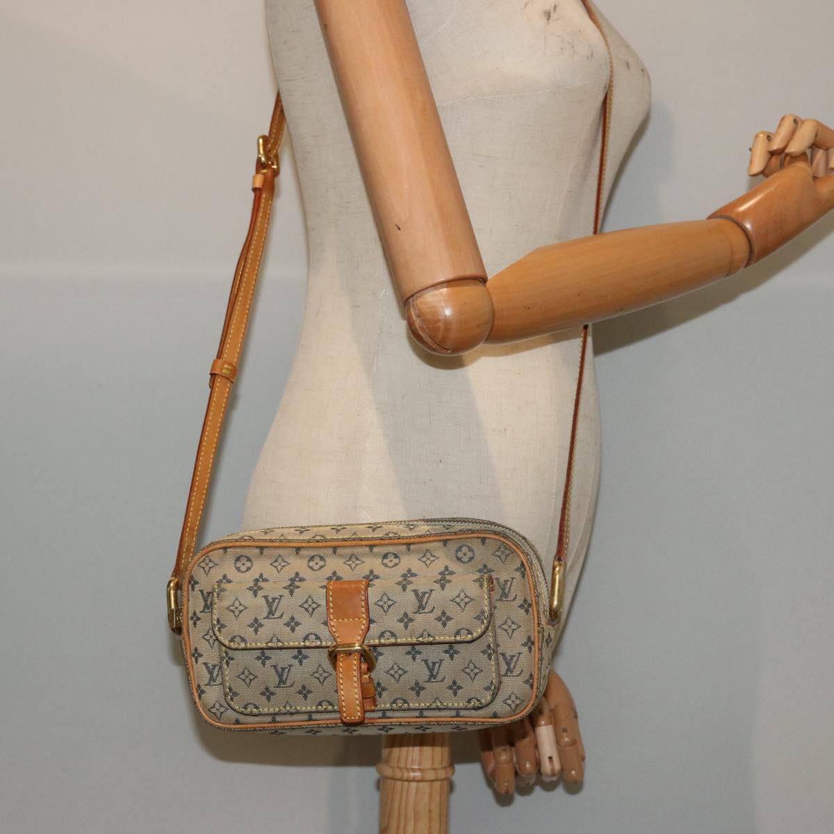 LOUIS VUITTON Monogram Mini Juliet MM Shoulder Bag Blue M92004 LV th4905